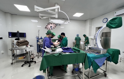 Tìm lại bước đi cho chàng trai 19 tuổi bằng kỹ thuật và phương tiện hiện đại cùng sự phối hợp đa chuyên khoa .