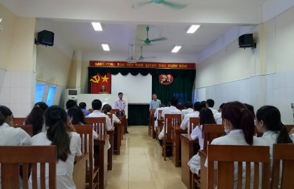 Sinh hoạt chuyên môn cùng PGS,TS Nguyễn Lân Hiếu tại bệnh viện